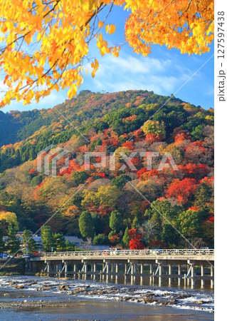 【京都府】快晴の嵐山 渡月橋と紅葉 127597438