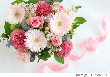 ガーベラとカーネーションのアレンジメント ガーベラとカーネーションのアレンジメント 127597653