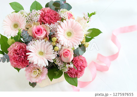 ガーベラとカーネーションのアレンジメント ガーベラとカーネーションのアレンジメント 127597655