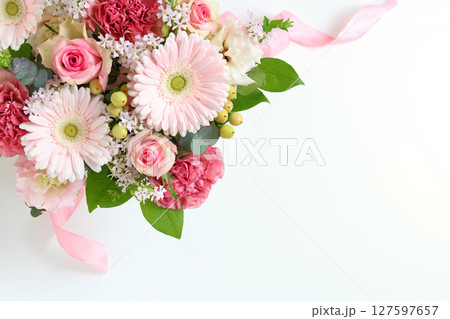 ガーベラとカーネーションのアレンジメント 127597657