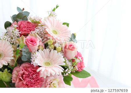 ガーベラとカーネーションのアレンジメント 127597659