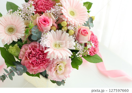 ガーベラとカーネーションのアレンジメント 127597660