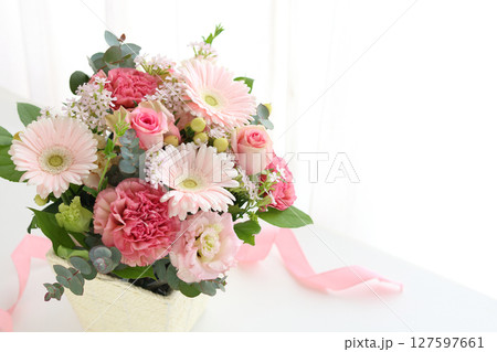 ガーベラとカーネーションのアレンジメント 127597661