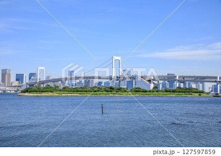 東京都、レインボーブリッジと東京の高層ビル群の風景 127597859