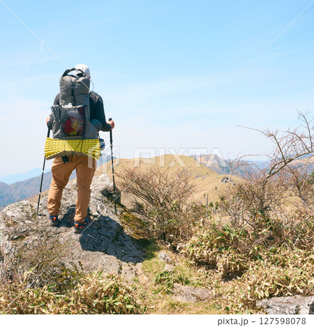 テント泊装備で縦走する男性 テント泊装備で縦走する男性 127598078