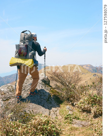 テント泊装備で縦走する男性 127598079