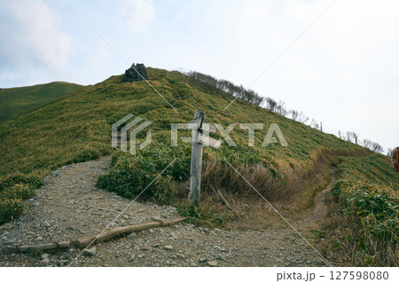 次郎笈の山頂へ続く道と巻道の分岐点 127598080