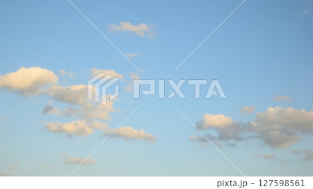 青空と白い雲 127598561