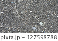 カラフルな小石が混じったコンクリートの壁(横画像) 127598788