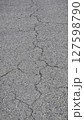 道路のアスファルトの亀裂・ひび割れ 127598790