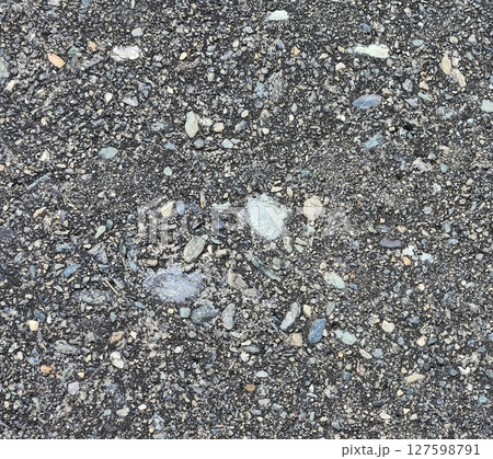 カラフルな小石が混じったコンクリートの壁(正方形) 127598791