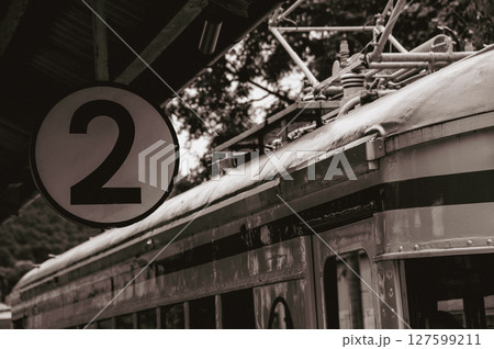 ローカル線の2番ホーム 127599211