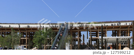 EXPO2025大阪・関西万博の大屋根リングとエスカレーター 127599212