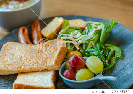 彩り豊かな洋風朝食プレート 127599524