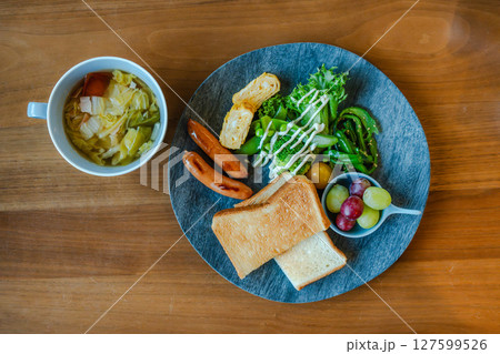 彩り豊かな洋風朝食プレート 127599526