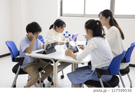 プログラミングを学ぶ小学生 127599538