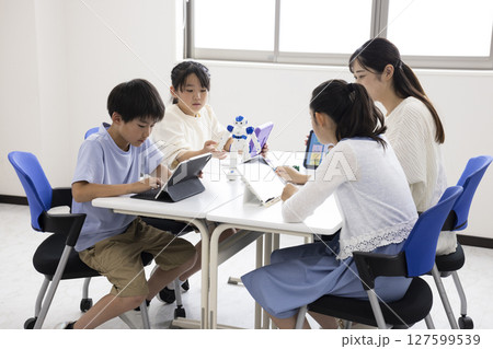 プログラミングを学ぶ小学生 127599539