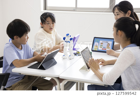 プログラミングを学ぶ小学生 127599542