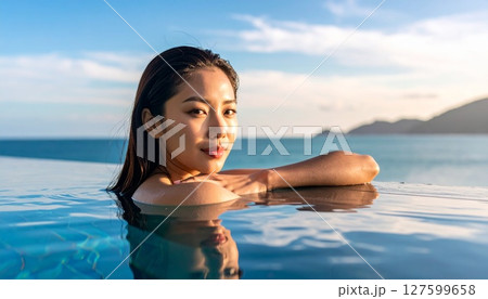プールで遊ぶ女性 127599658