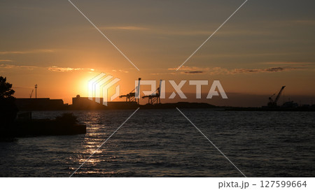 夕焼けに染まる千葉港 夕焼けに染まる千葉港 127599664