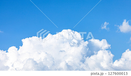 青空と雲のシンプルな風景 127600013