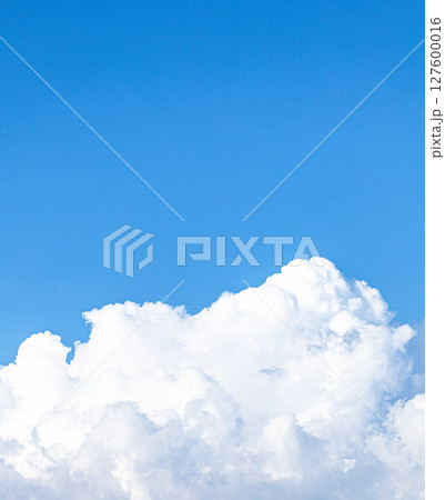 青空と雲のシンプルな風景 127600016