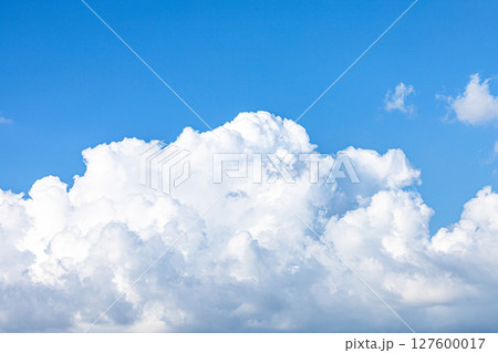 青空と雲のシンプルな風景 127600017