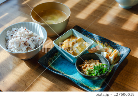納豆と雑穀米の和朝食セット 127600019