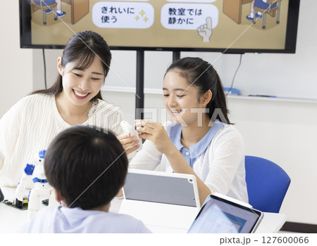 プログラミングを学ぶ小学生 127600066