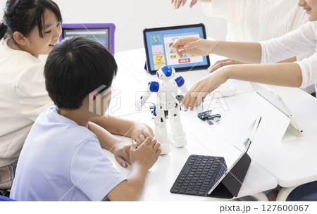 プログラミングを学ぶ小学生 127600067