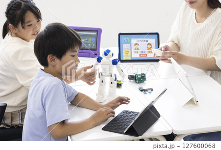 プログラミングを学ぶ小学生 プログラミングを学ぶ小学生 127600068