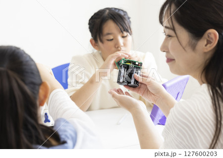 真剣に学ぶ小学生 真剣に学ぶ小学生 127600203