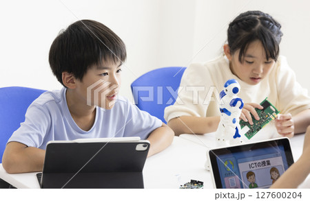 真剣に学ぶ小学生 127600204