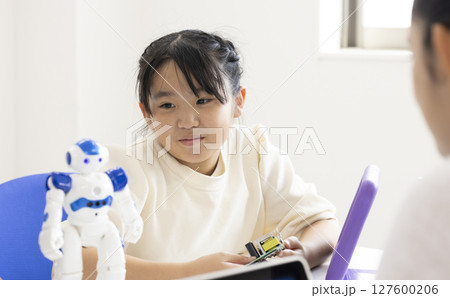 真剣に学ぶ小学生 真剣に学ぶ小学生 127600206
