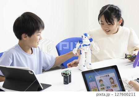 真剣に学ぶ小学生 真剣に学ぶ小学生 127600211