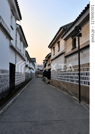 倉敷美観地区 白壁・なまこ壁の街並みの夕暮れ 倉敷美観地区 白壁・なまこ壁の街並みの夕暮れ 127600301