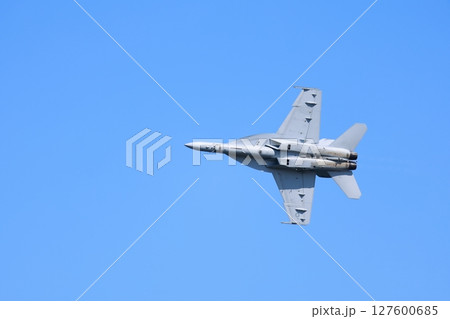 アクロバット飛行する　ホーネット 127600685