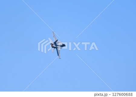アクロバット飛行する ホーネット アクロバット飛行する ホーネット 127600688
