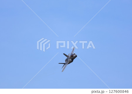 アクロバット飛行するF-35 アクロバット飛行するF-35 127600846