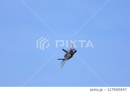 アクロバット飛行するF-35  アクロバット飛行するF-35  127600847