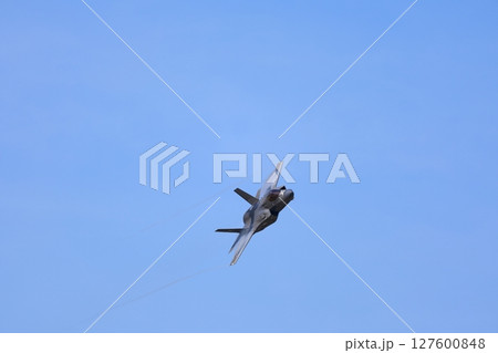 アクロバット飛行するF-35 アクロバット飛行するF-35 127600848