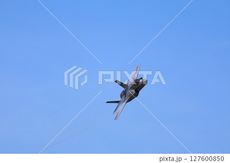 アクロバット飛行するF-35  アクロバット飛行するF-35  127600850