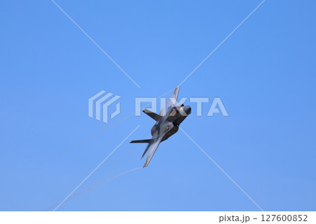 アクロバット飛行するF-35  127600852