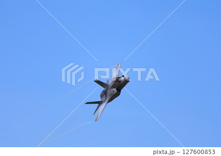 アクロバット飛行するF-35  127600853