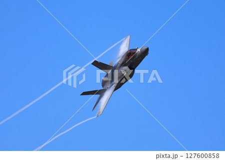 アクロバット飛行するF-35  アクロバット飛行するF-35  127600858