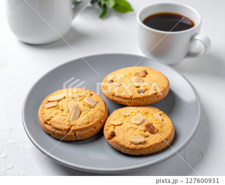 3枚のクッキーとコーヒー 127600931