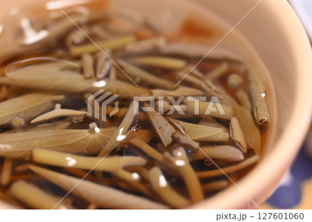 ぬるぬるとした食感が特徴のジュンサイ ぬるぬるとした食感が特徴のジュンサイ 127601060