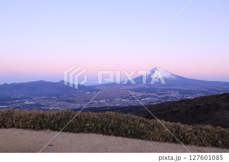 夜明け前の富士山 127601085
