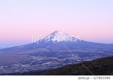夜明け前の富士山 127601086