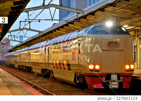 松江駅に停車する東京行き寝台特急「サンライズ出雲」 127601123